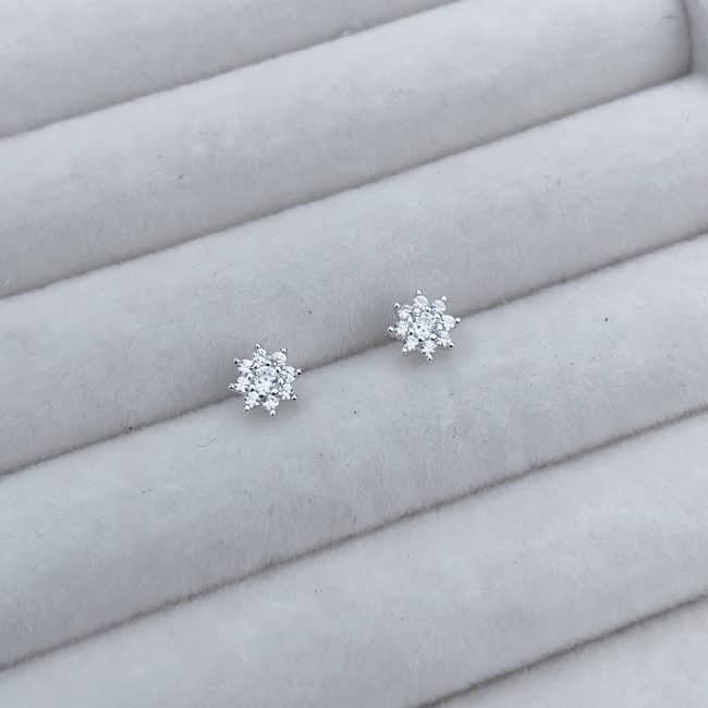 Brinco flor pequena cravejada (1)