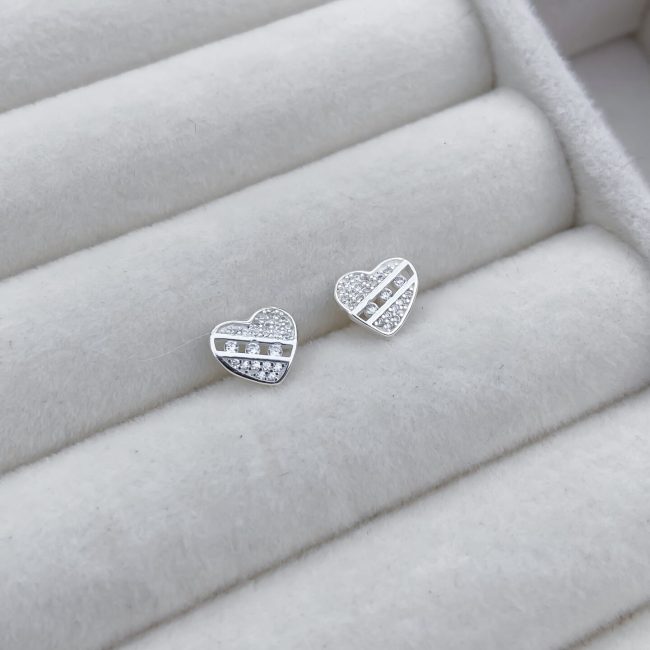 brinco coração pequeno cravejado (1)